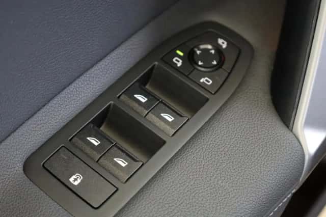 BMW iX (2025) thumbnail 28
