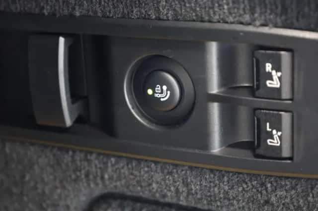BMW iX (2025) thumbnail 31