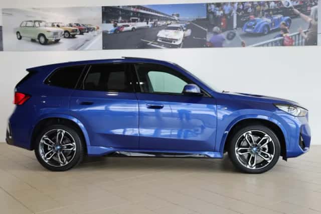 BMW iX1 (2023) thumbnail 3