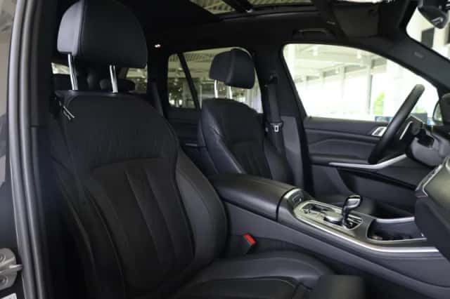 BMW X5 (2023) thumbnail 9