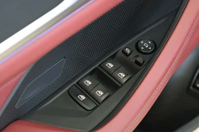 BMW i4 (2023) thumbnail 24