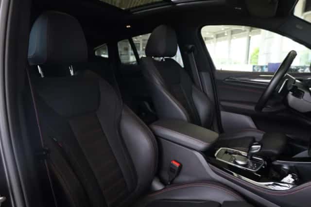 BMW X4 (2022) thumbnail 9