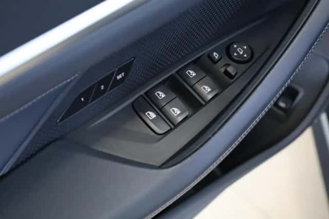 BMW i4 (2023) thumbnail 24
