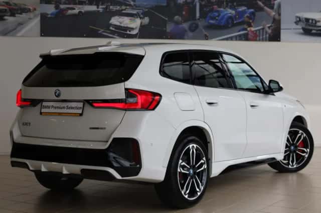 BMW iX1 (2024) thumbnail 2