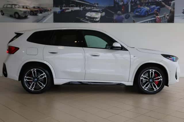 BMW iX1 (2024) thumbnail 3