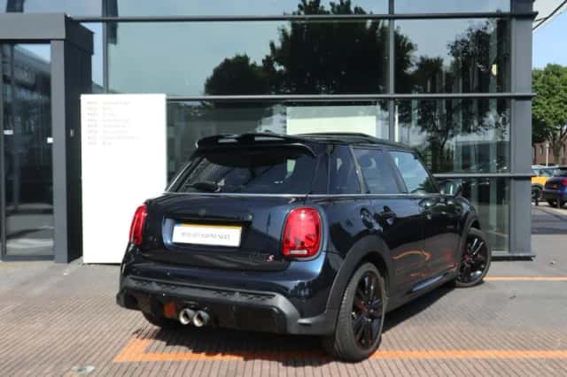 MINI Cooper S (2022) thumbnail 2