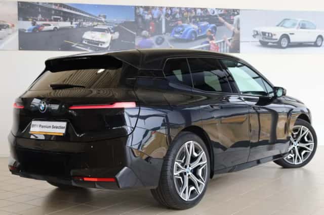 BMW iX (2022) thumbnail 2