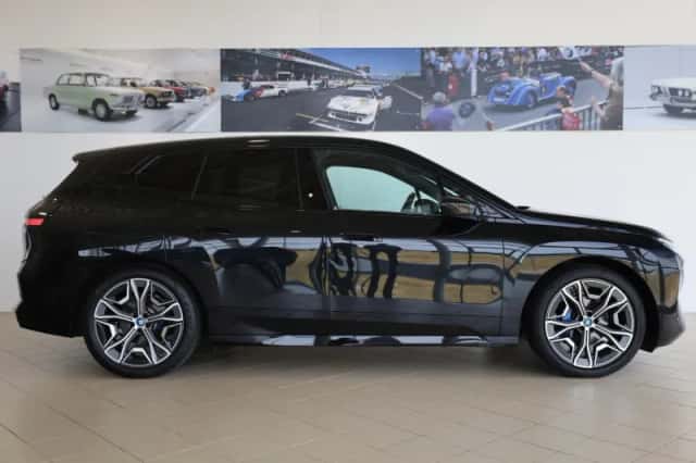BMW iX (2022) thumbnail 3