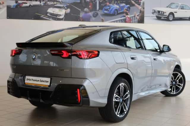 BMW iX2 (2025) thumbnail 2