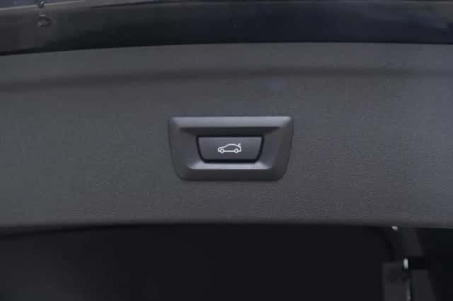 BMW iX (2025) thumbnail 13