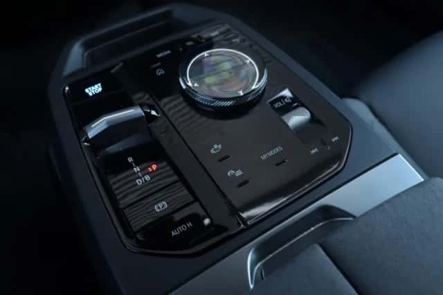 BMW iX (2025) thumbnail 16