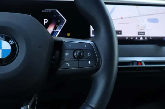BMW iX (2025) thumbnail 18