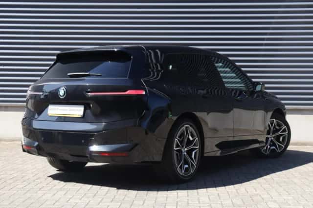 BMW iX (2022) thumbnail 2