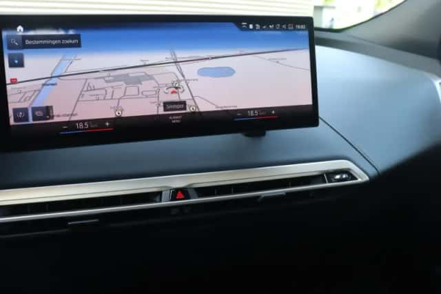 BMW iX (2022) thumbnail 11