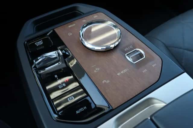 BMW iX (2022) thumbnail 12
