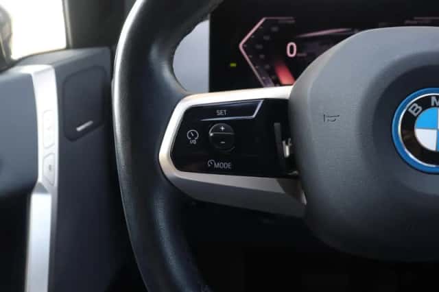 BMW iX (2022) thumbnail 14