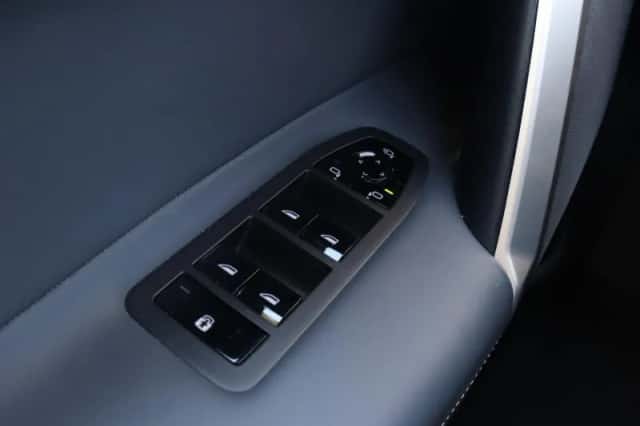 BMW iX (2022) thumbnail 23