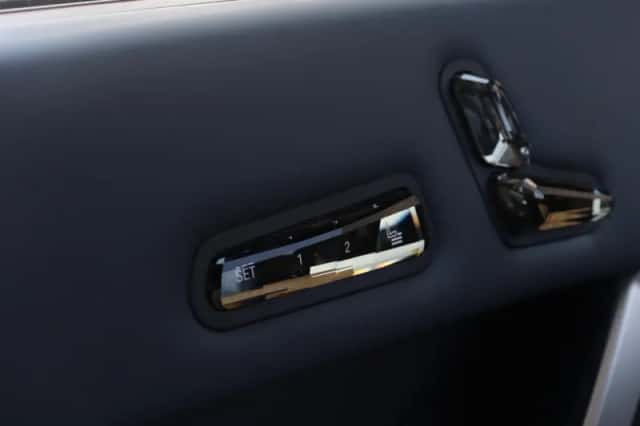 BMW iX (2022) thumbnail 25