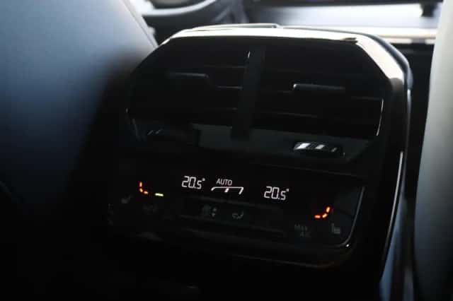 BMW iX (2022) thumbnail 28