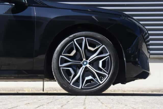 BMW iX (2022) thumbnail 6