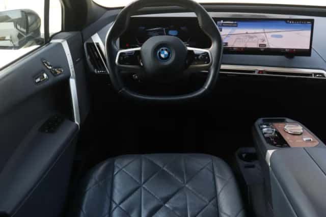 BMW iX (2022) thumbnail 8