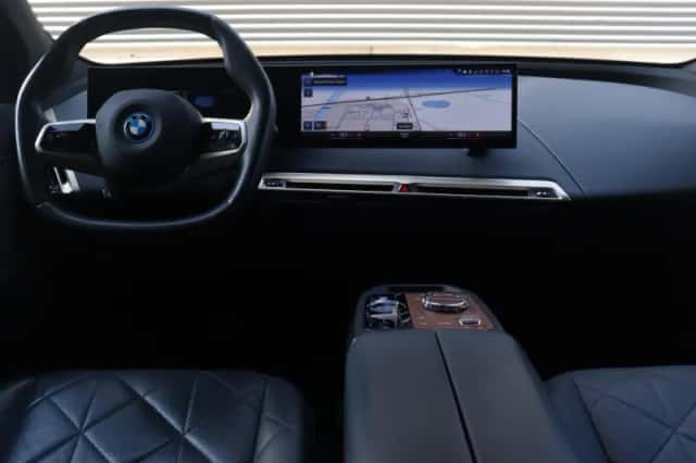 BMW iX (2022) thumbnail 9
