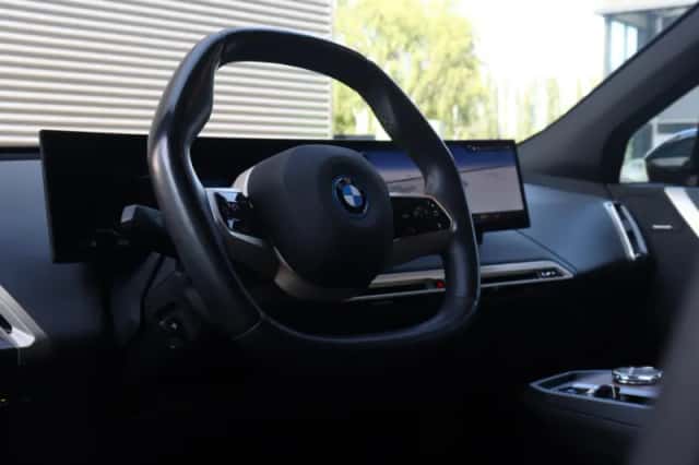 BMW iX (2022) thumbnail 10