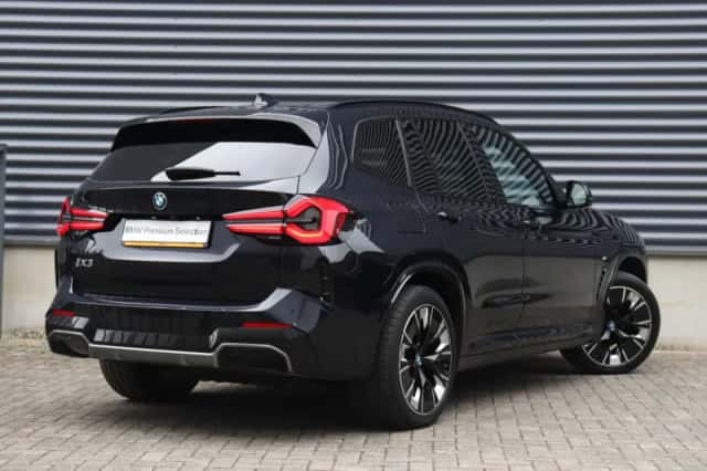 BMW iX3 (2025) thumbnail 2