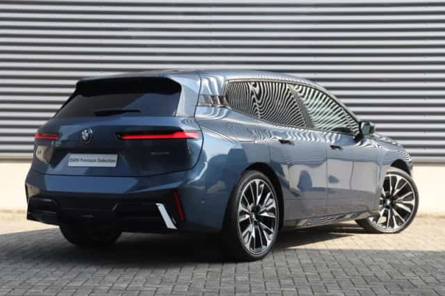 BMW iX (2025) thumbnail 2