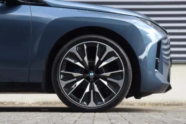 BMW iX (2025) thumbnail 6