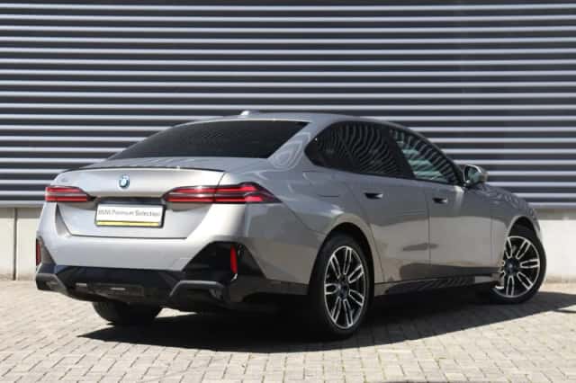 BMW i5 (2023) thumbnail 2