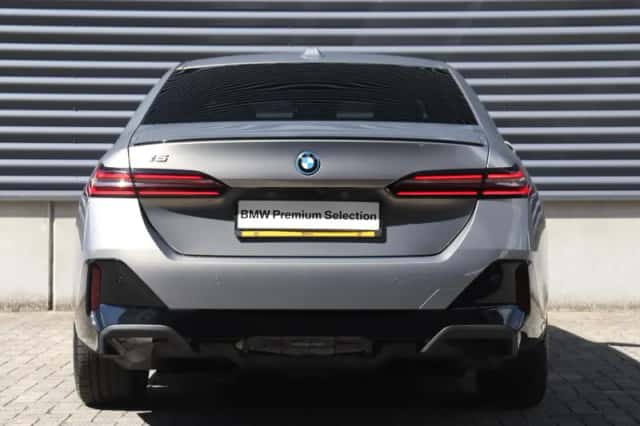 BMW i5 (2023) thumbnail 4