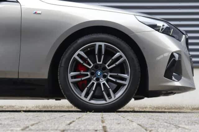 BMW i5 (2023) thumbnail 6