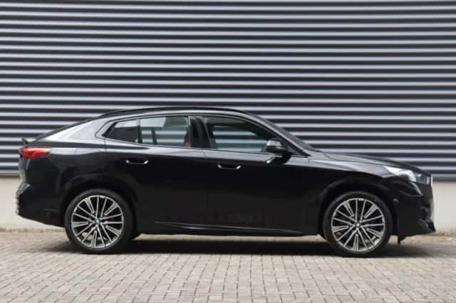 BMW iX2 (2025) thumbnail 5