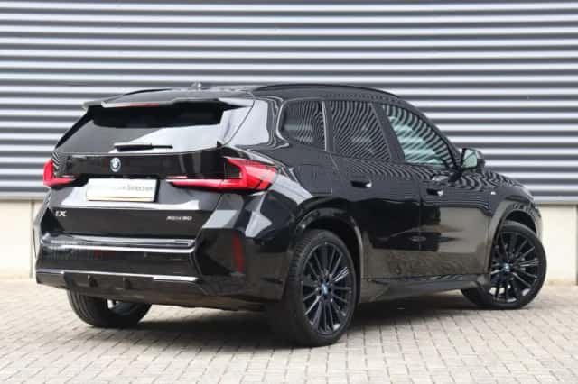 BMW iX1 (2023) thumbnail 2