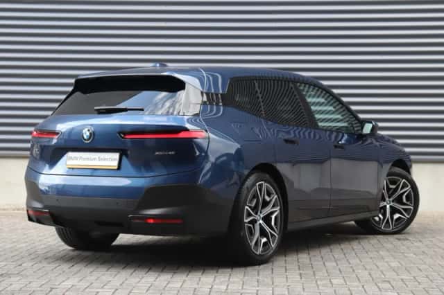BMW iX (2022) thumbnail 2