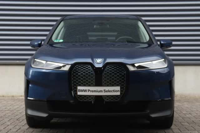 BMW iX (2022) thumbnail 3