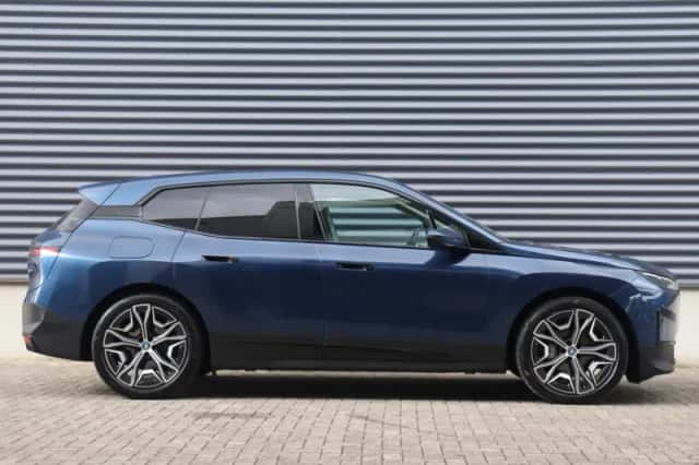 BMW iX (2022) thumbnail 5
