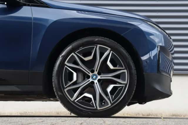 BMW iX (2022) thumbnail 6