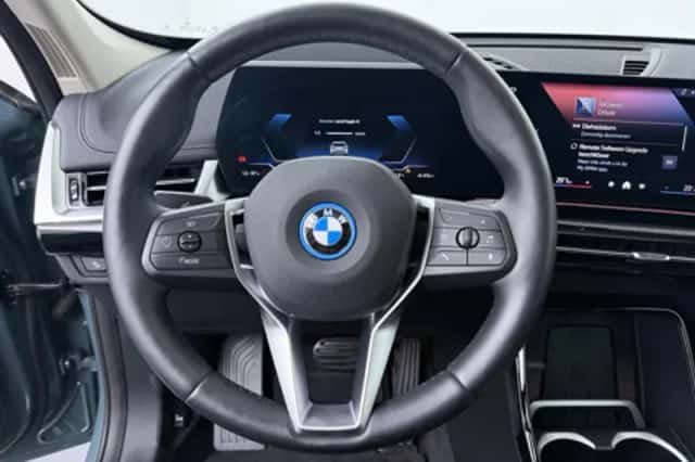 BMW iX1 (2025) thumbnail 2