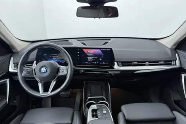 BMW iX1 (2025) thumbnail 4