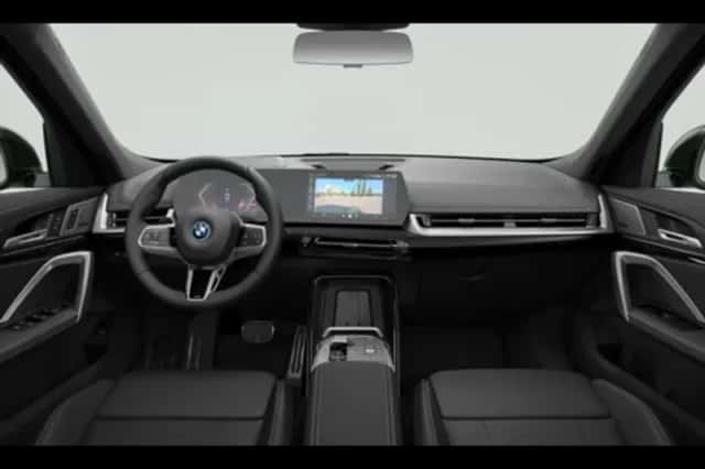BMW iX1 (2026) thumbnail 3