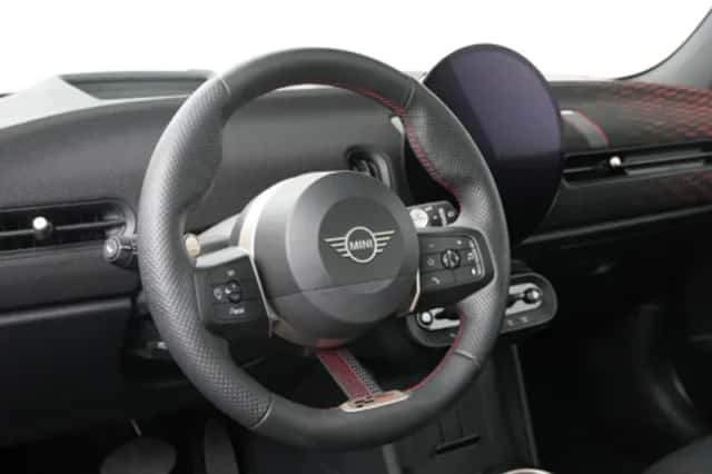 MINI Cooper (2024) thumbnail 2