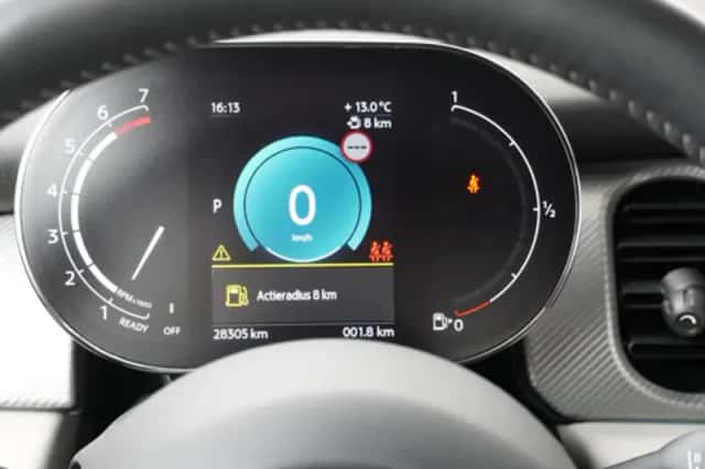 MINI Cabrio Cooper S (2023) thumbnail 3
