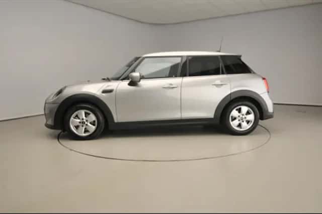 MINI Cooper (2023) thumbnail 3