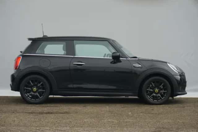 MINI Electric (2023) thumbnail 4