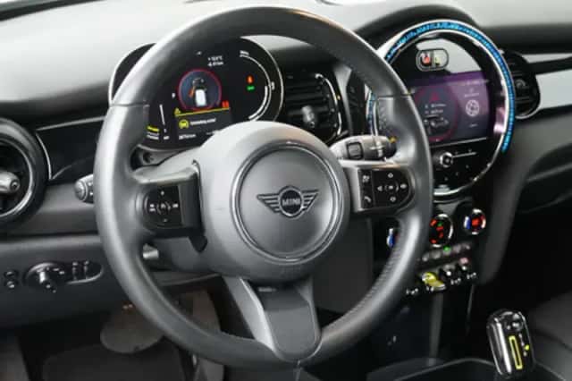 MINI Electric (2023) thumbnail 2