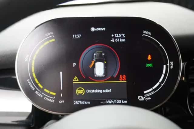 MINI Electric (2023) thumbnail 3