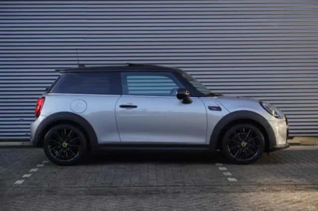MINI Electric (2023) thumbnail 4