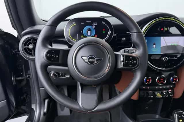 MINI Electric (2022) thumbnail 2